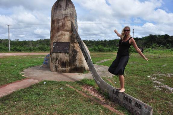 Literalmente, equilibrando-se sobre a linha do Equador, no sul de Roraima